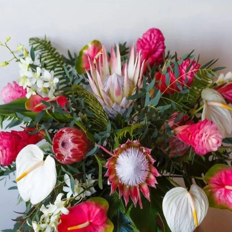 A bouquet of flowers with pink and white flowers.