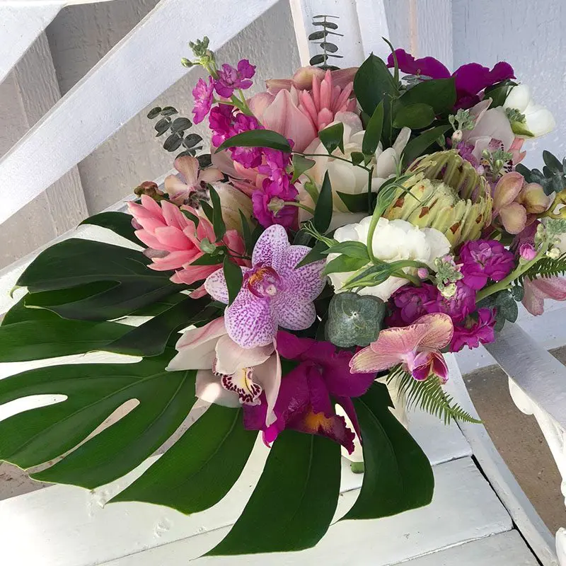 A bouquet of flowers sitting on top of a leaf.